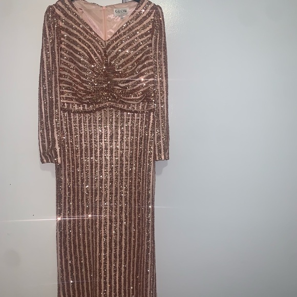 Selling this beautiful gold dress. Size 18 worn once - Picture 7 of 7